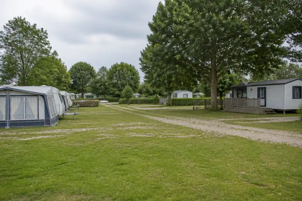 Zeeuwse camping vrijwel leeg in hoogseizoen omstreden chaletplannen