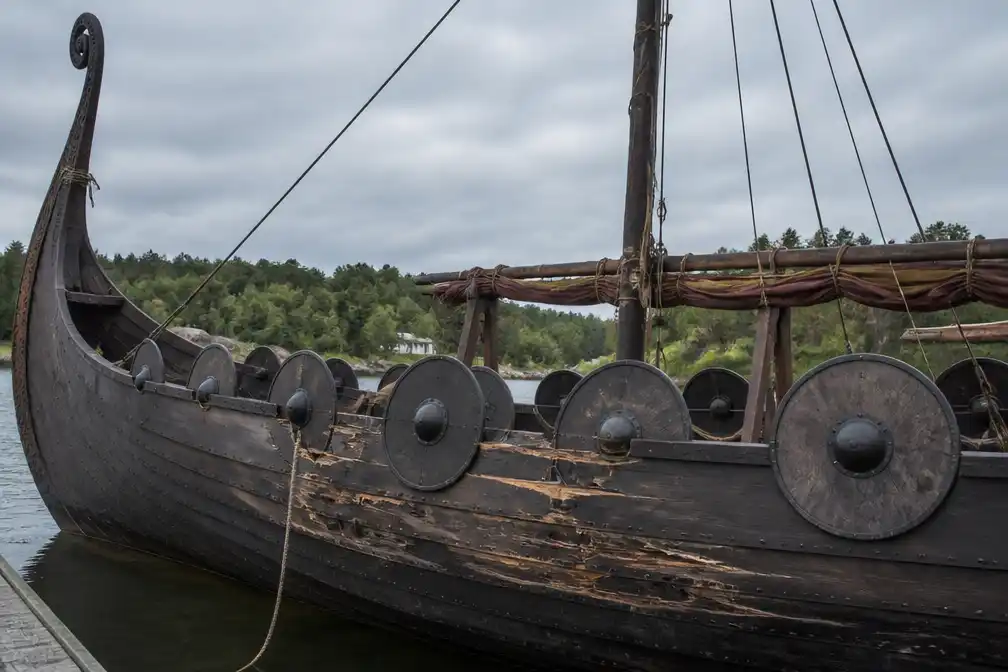Vikingschip gebruikt in Nolan's 'The Odyssey' beschadigd teruggebracht, eigenaren eisen compensatie