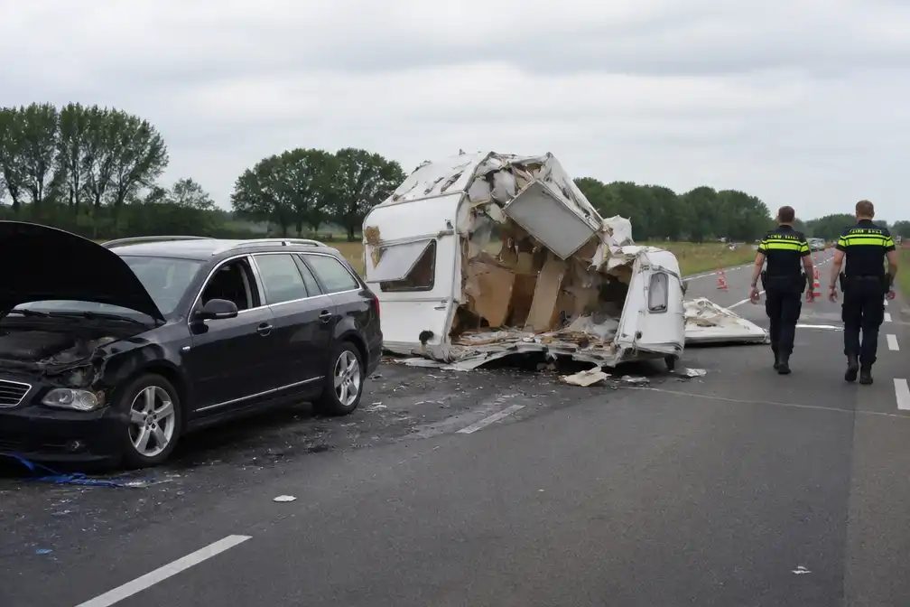 Caravan volledig verwoest bij ongeval op N31 bij Garyp, vakantie echtpaar abrupt geëindigd