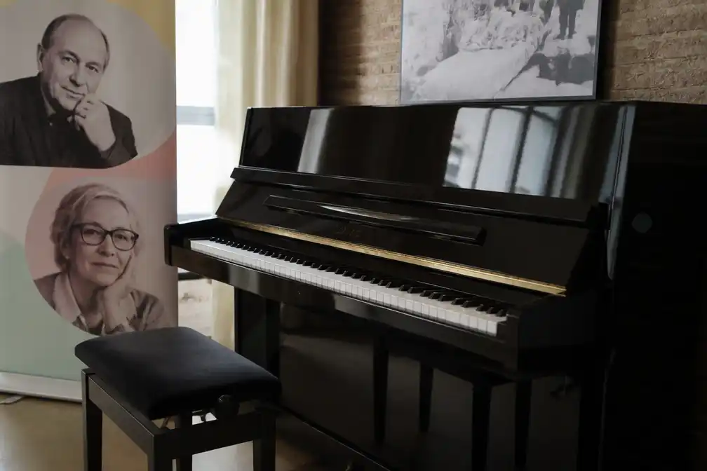 Piano Harry Bannink aangekomen in geboortehuis Annie M.G. Schmidt in Kapelle