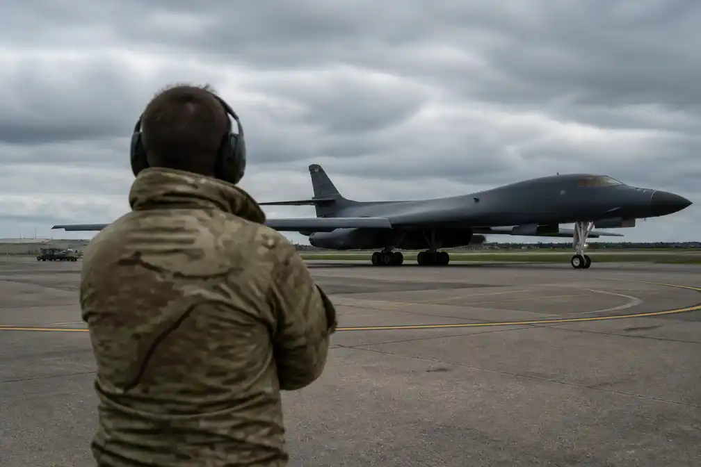 Iran bestempelt RAF Fairford als 'legitiem doelwit' na Amerikaanse B1-bommenwerperaanval; VK zegt zich te zullen verdedi