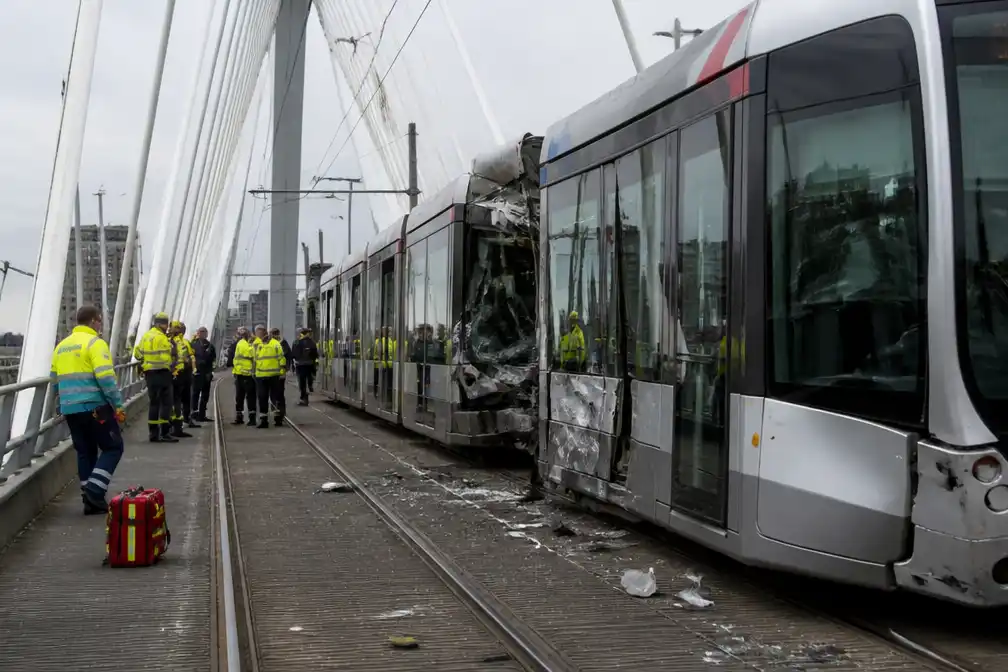 Tram botst op stilstaande tram op Erasmusbrug, 15 gewonden