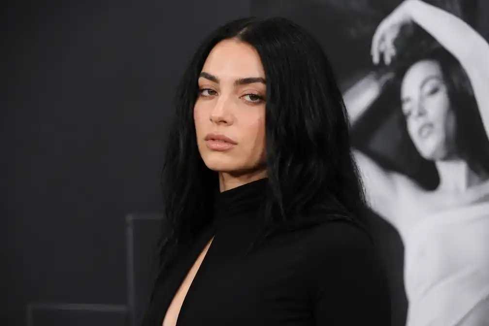 Charli XCX brengt nieuw album 'Music, Fashion, Film' uit na Brat-fenomeen