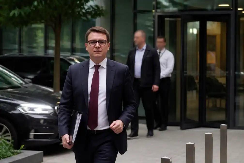 Andy Burnham brengt eerste dag door op nieuwe No 10 North-kantoor in Manchester