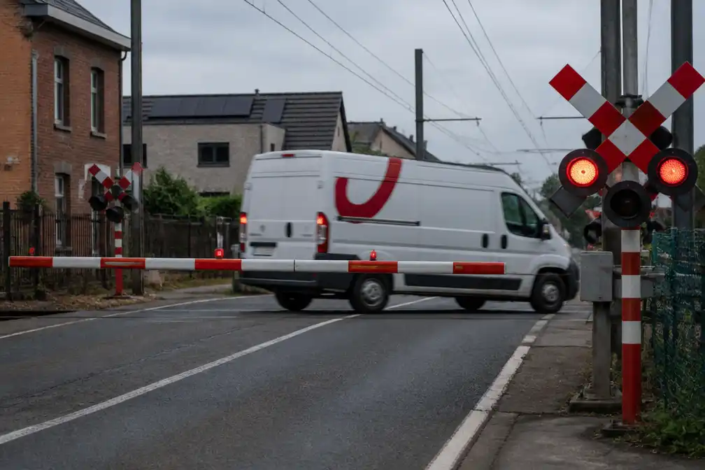 Bestelwagen Bpost negeert rode lichten overweg Buggenhout, twee maanden na dodelijk busongeval