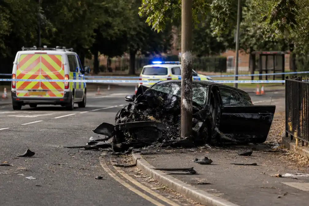 Vier mannen omgekomen bij auto-ongeluk tegen lantaarnpaal in Huyton