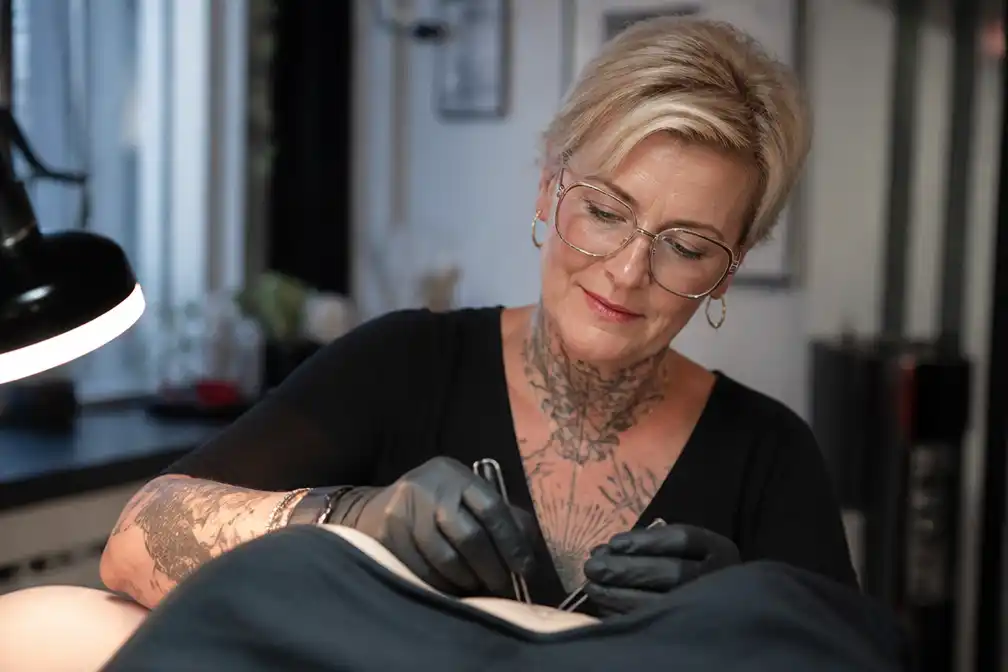 B&B-kandidaat Boy onthult dubbele Prins Albert-piercing tijdens date