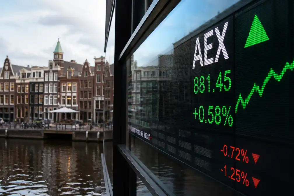 AEX sluit week hoger, chipaandelen dalen; olie zakt onder $100 door Trump-heffingen