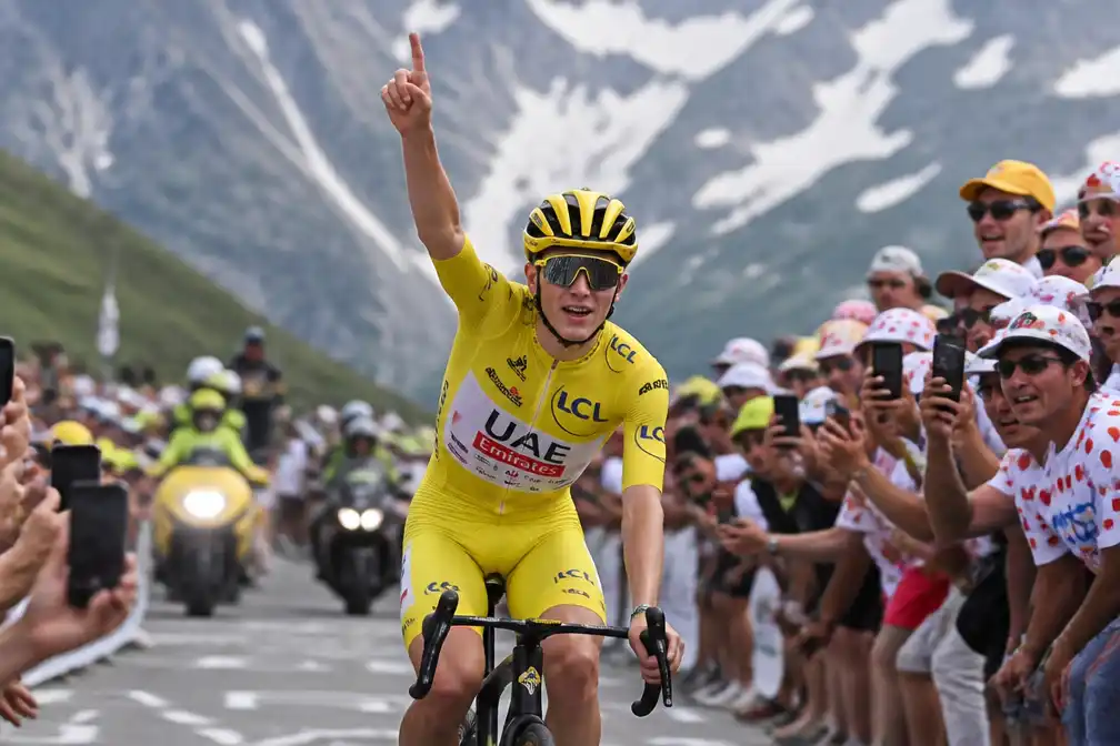 Pogacar vestigt record op Alpe d'Huez en breidt voorsprong in Tour uit tot ruim zeven minuten