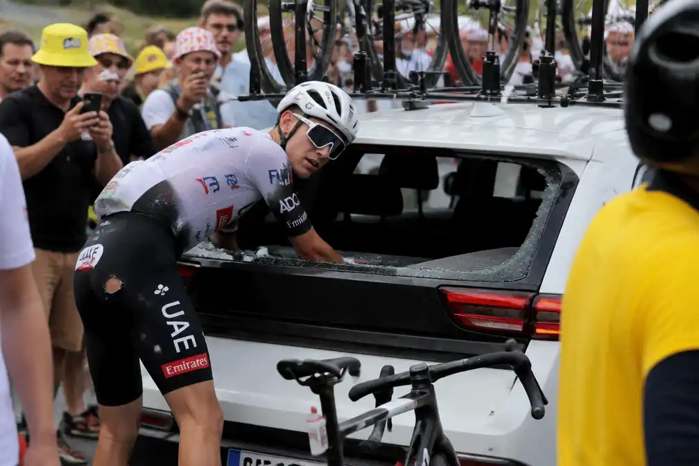 Colombiaan Rubio valt door achterruit auto tijdens chaotische Tour-etappe