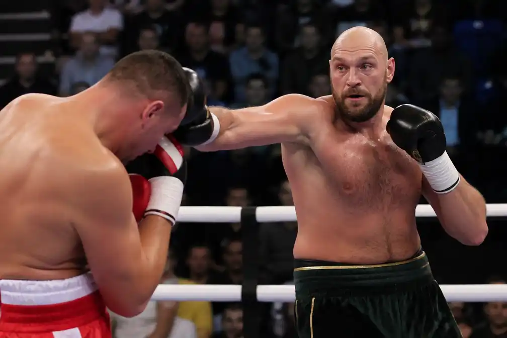 Tyson Fury verslaat Mariusz Wach in ingetogen opwarmpartij in Thailand voor Joshua-gevecht