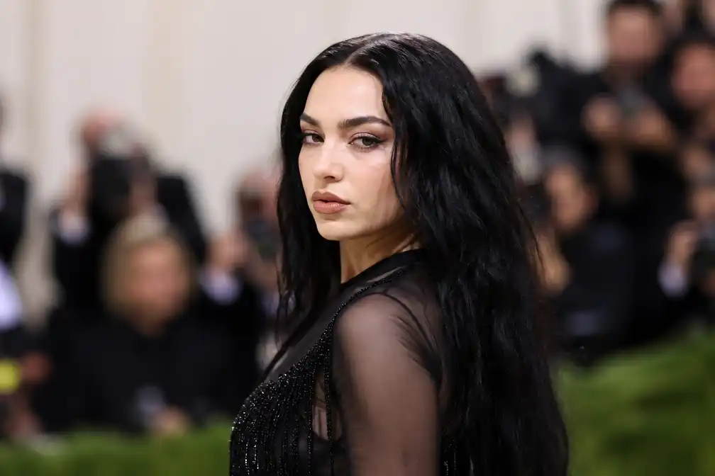 Charli xcx brengt verrassend nieuw album 'Music, Fashion, Film' uit
