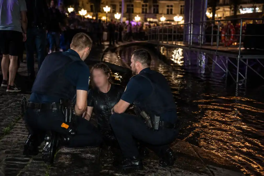Dronken man springt in Leie en zwemt onder podium Polé Polé tijdens Gentse Feesten