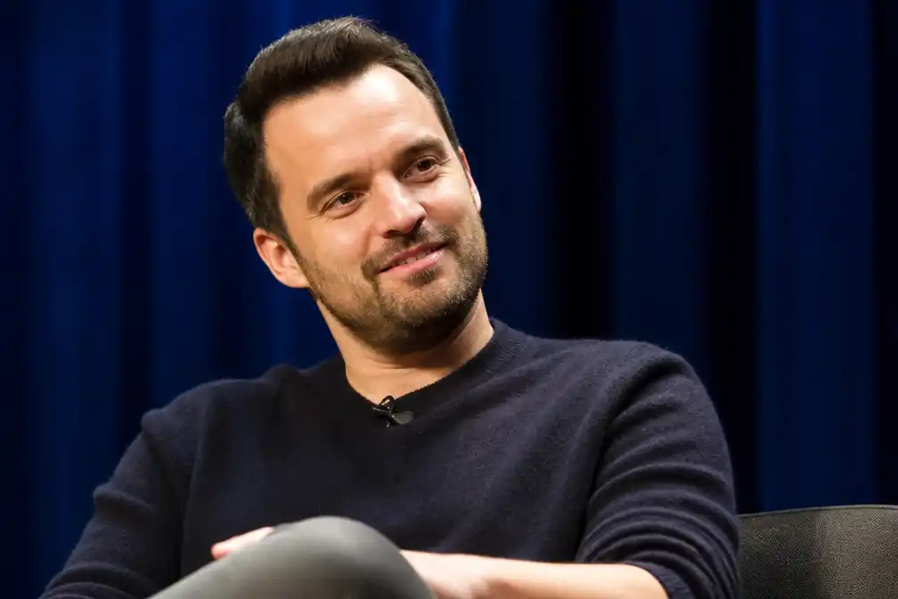 Jake Johnson verdient niets aan New Girl, maar is niet blut