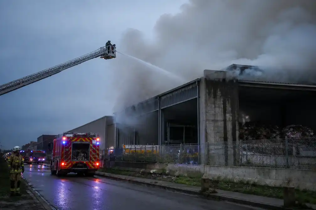 Brand bij afvalbedrijf Bruco in Wijnegem onder controle, rookontwikkeling blijft