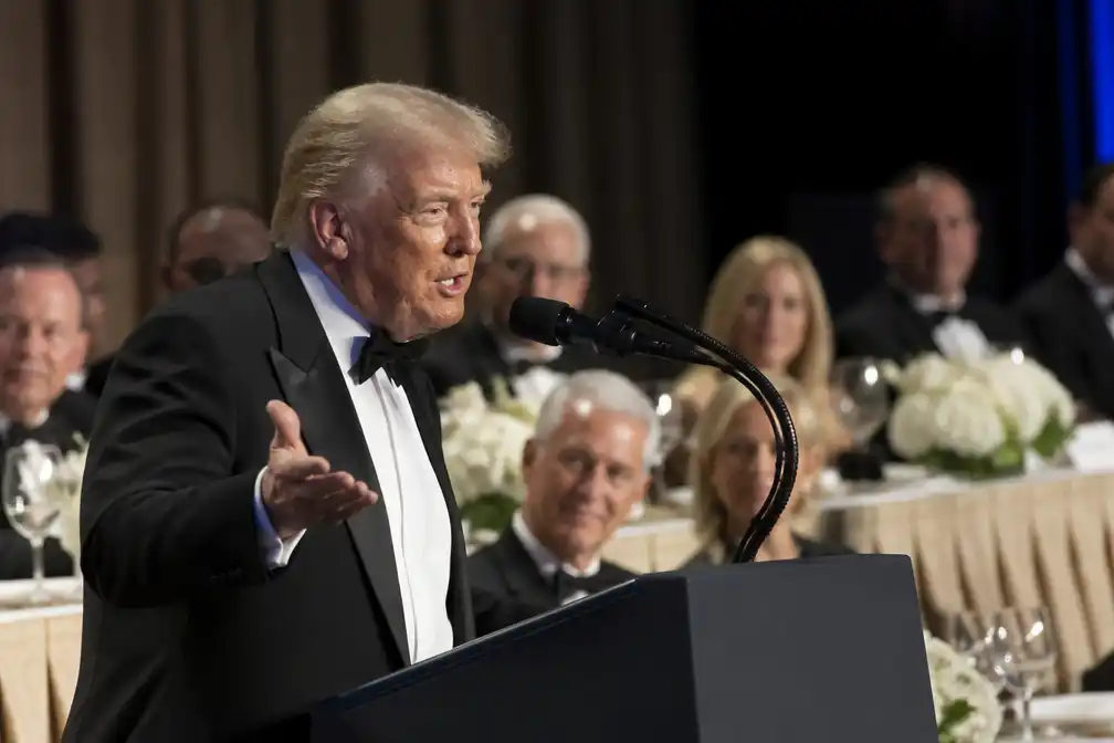 Trumps sneren naar pers vallen slecht tijdens Correspondents' Dinner in Washington