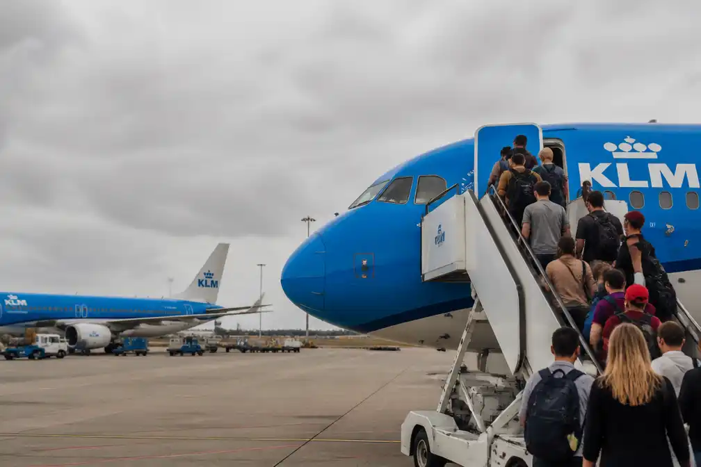 KLM betreurt dat Katja Schuurman vastzit in Colombia na annulering vlucht
