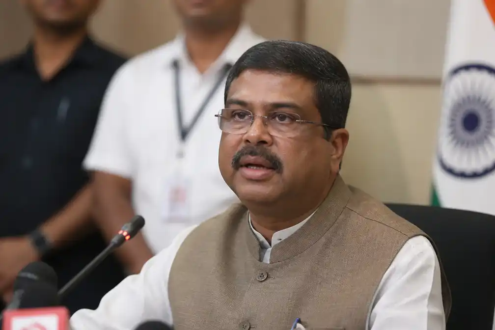 Indiase Onderwijsminister Dharmendra Pradhan treedt af na massale protesten om examenlek