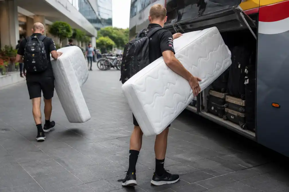 Tour de France-begeleiders sjouwen persoonlijke matrassen van renners van hotel naar hotel