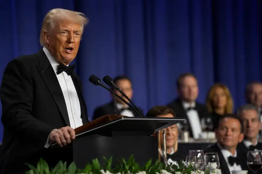 Trump grapt over derde termijn en haalt uit naar Springsteen tijdens persdiner drie maanden na aanslag