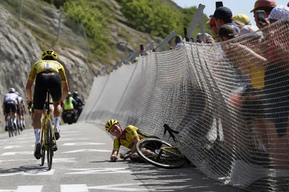 Sepp Kuss crasht tweemaal op Alpe d'Huez, ontsnapt aan zwaar letsel