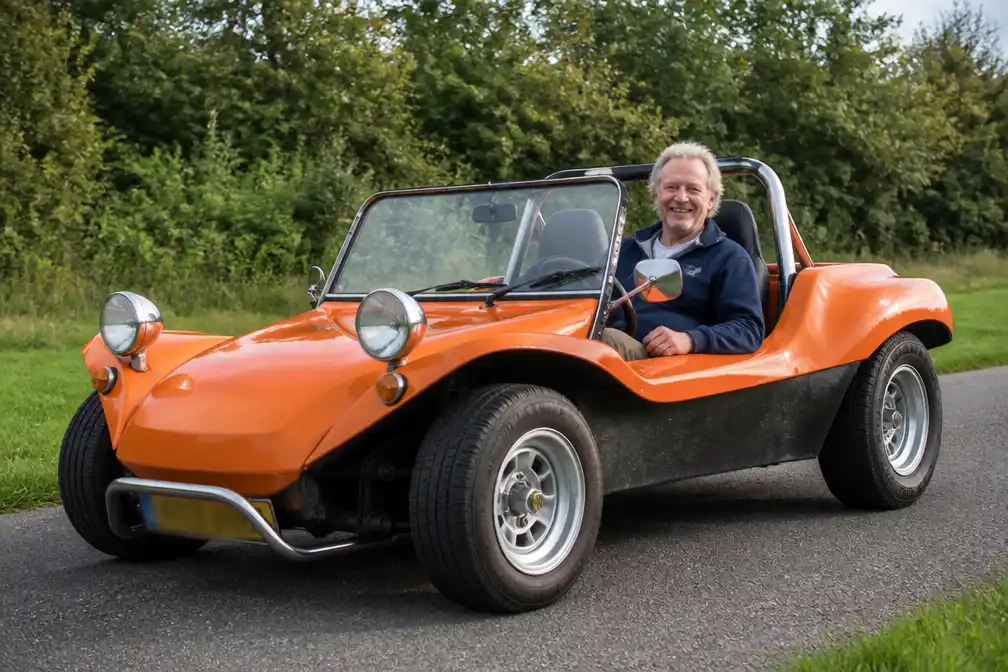 Amersfoortse Henny Jore (68) al veertig jaar blij met zelfgebouwde oranje buggy