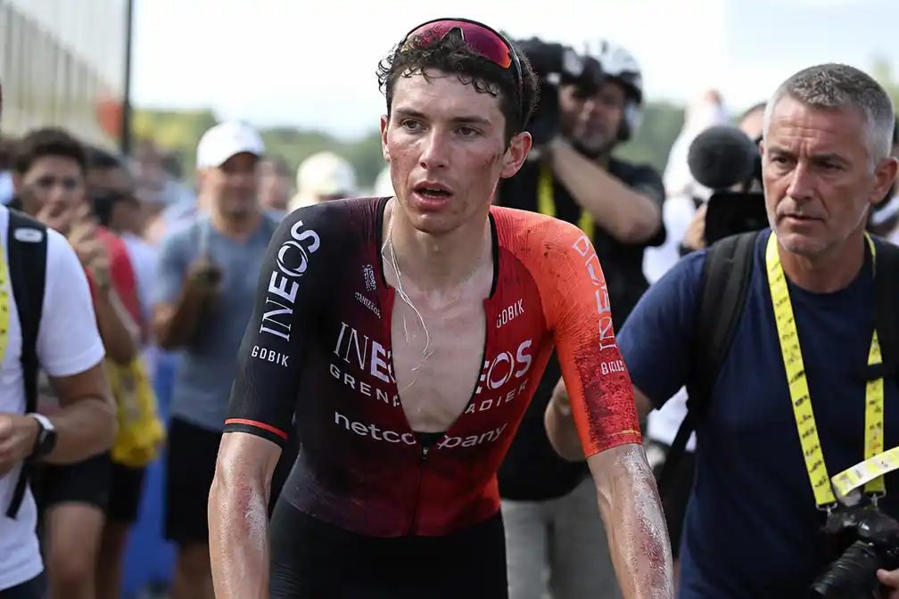 Tour de France 2026: Thymen Arensman valt in afdaling Galibier, komt gehavend aan