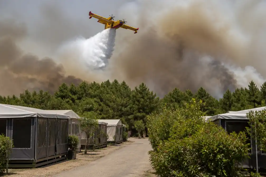 Bosbranden verwoesten Bordeaux, campings verlaten, blusvliegtuigen ingezet