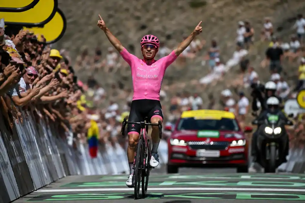 Pogacar op weg naar vijfde Tourzege, record evenaren; Carapaz wint etappe 20