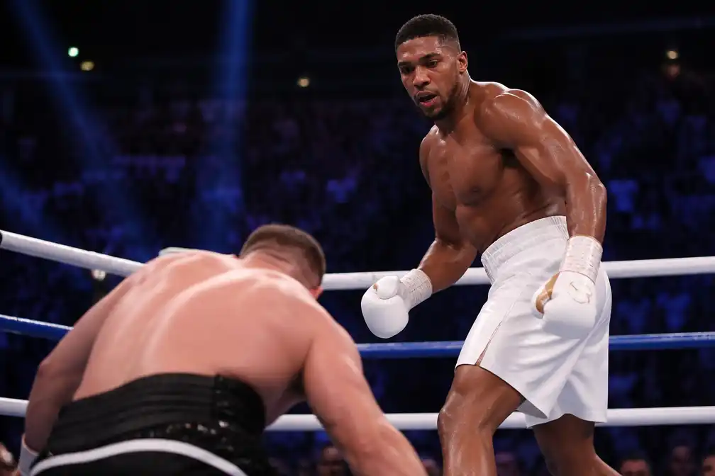 Joshua tweemaal neergeslagen, stopt Prenga in tweede ronde