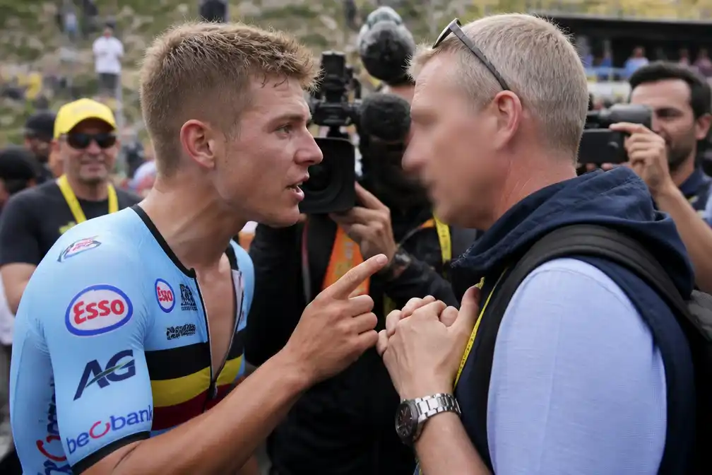 Remco Evenepoel zegt tegen perschef: 'Stop met die show' na tweede plek op Alpe d'Huez