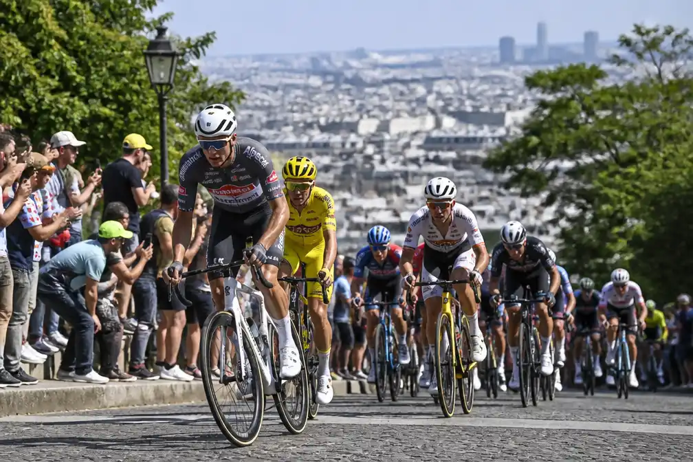 Tour de France slotrit: renners mikken op Montmartre-klimmen in Parijs
