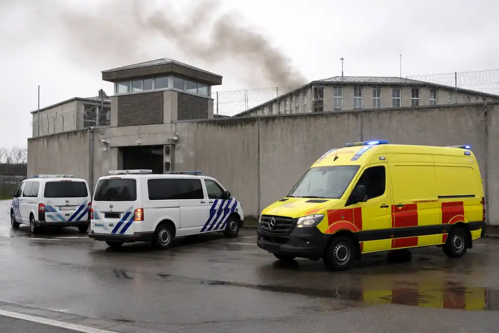 Gedetineerde (36) steekt matras in brand in Brugse gevangenis, drie cipiers naar ziekenhuis