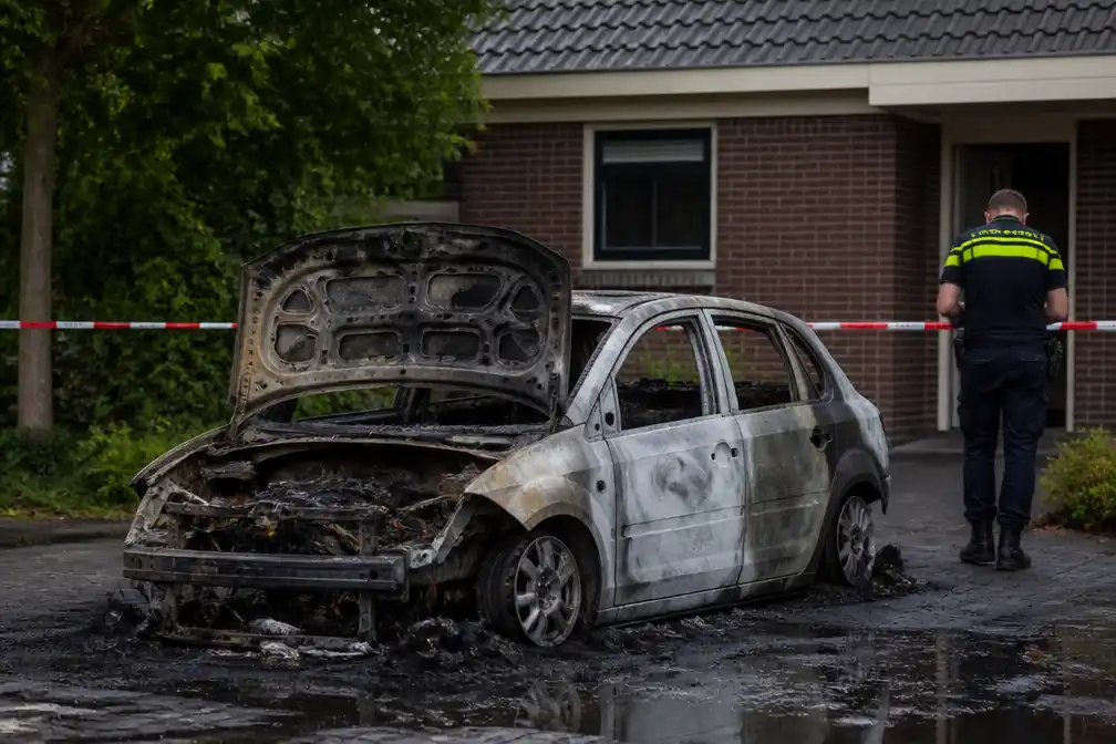 Auto statushoudersgezin in Geesteren in brand gestoken, onderzoek naar brandstichting