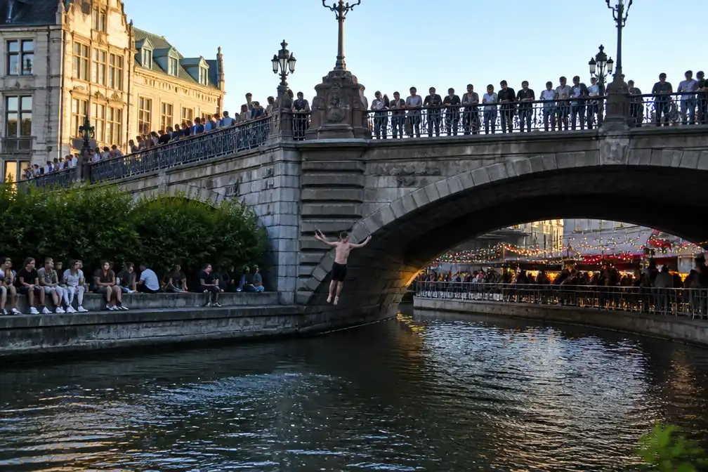Politie stelt proces-verbaal op na sprong van brug tijdens Gentse Feesten