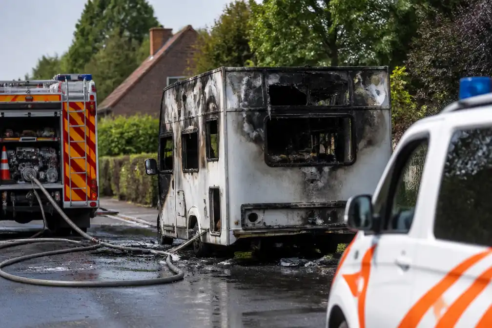 Man omgekomen bij ontploffing in camper tijdens bluspoging in Leefdaal
