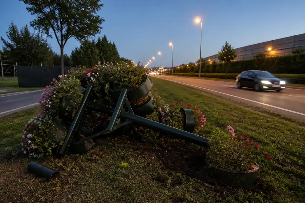Vandalen vernielen pleintje en bloemtorens in Zelzate