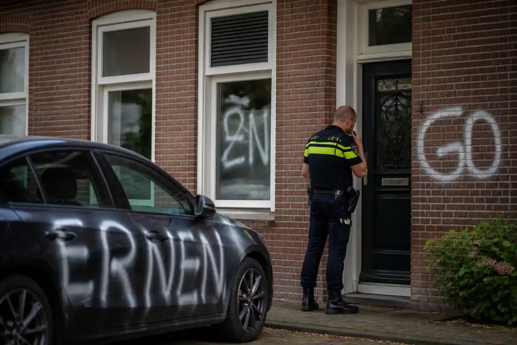 Huizen en auto's van voorstanders azc beklad in Bokhoven en Engelen