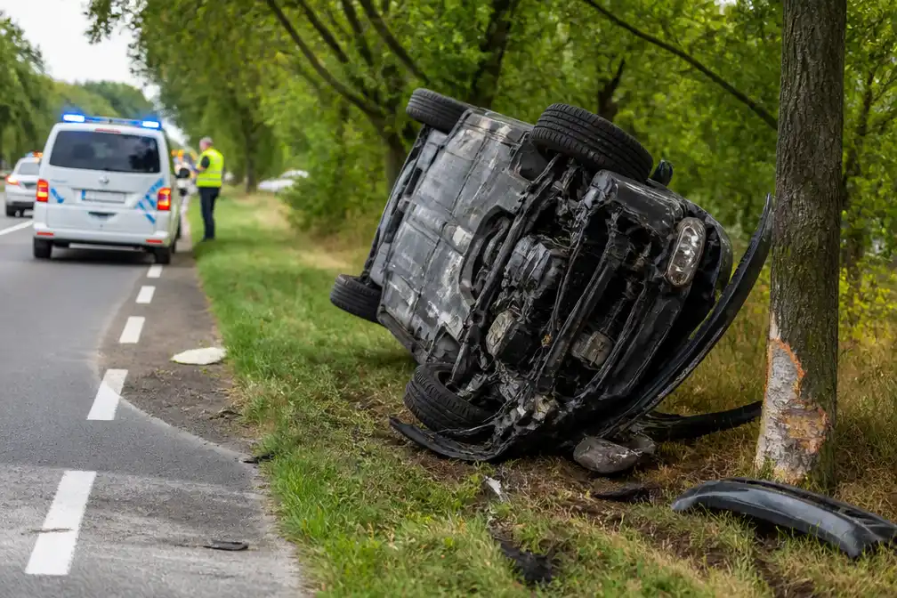 Izegemse autobestuurder (56) rijdt tegen boom en bevrijdt zichzelf uit gekantelde wagen