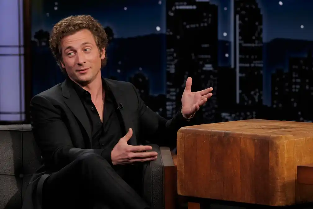 Jeremy Allen White neemt 180 kilo zwaar hakblok mee van set ‘The Bear’