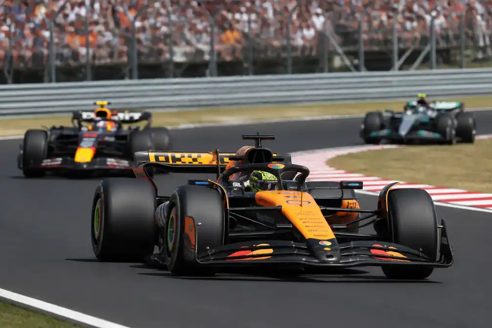 Norris wint Hongaarse Grand Prix voor eerste zege van seizoen 2026