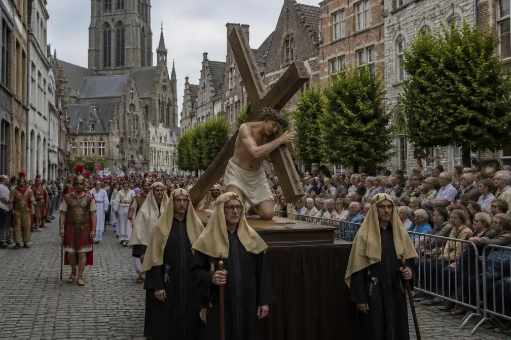 Eeuwenoude Boetprocessie trekt door Veurne met minder volk
