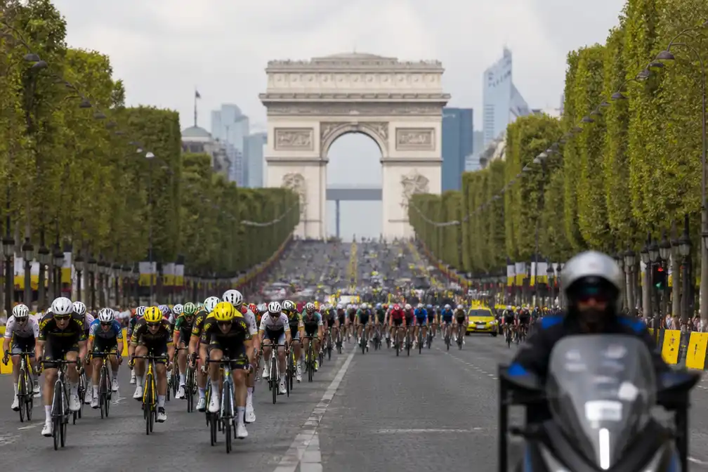 Ingekorte slotetappe Tour de France van start op Champs-Élysées door bosbranden