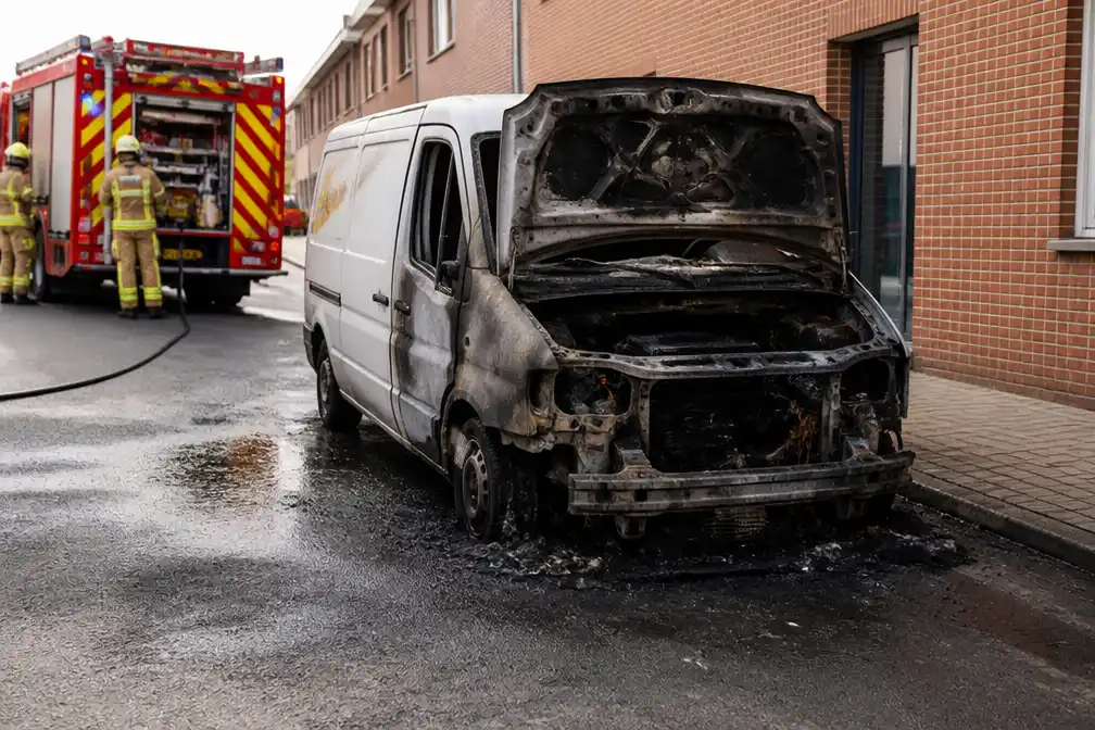 Branddeskundige onderzoekt brand in beschadigde bestelwagen in Ardooie