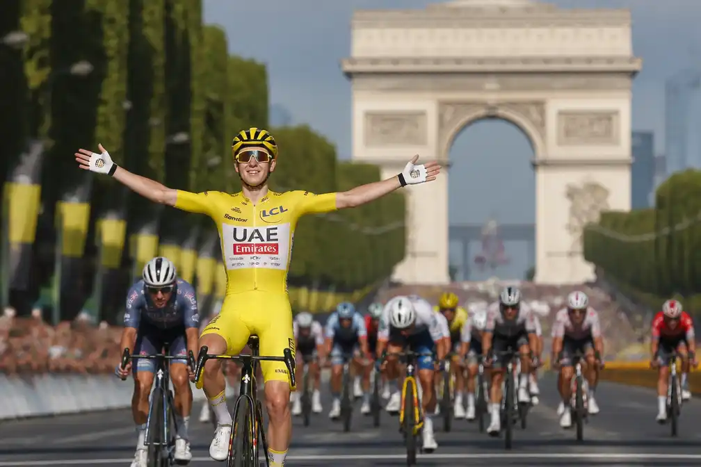 Pogacar wint vijfde Tour de France, evenaart record; Van der Poel pakt slotrit