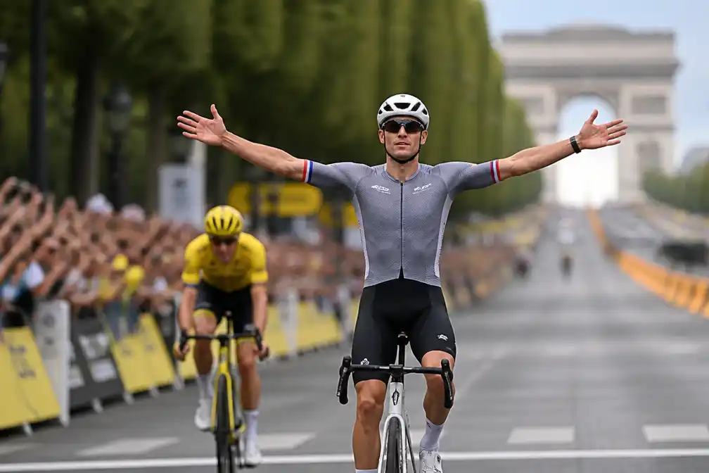 Van der Poel wint slotrit Tour de France op Champs-Élysées