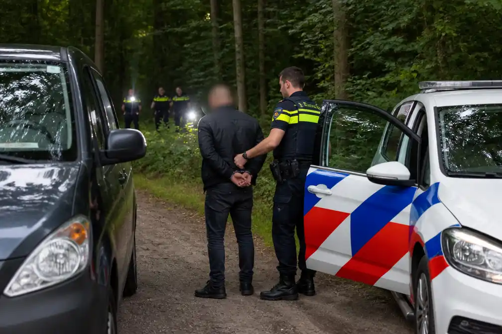 Buurman helpt politie met aanhouding na diefstal gereedschapskisten in bos