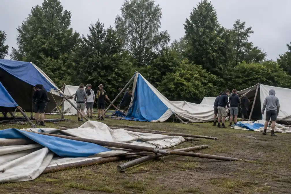Storm vernielt tenten op KSA-kamp in Lommel, dag voor kinderen komen