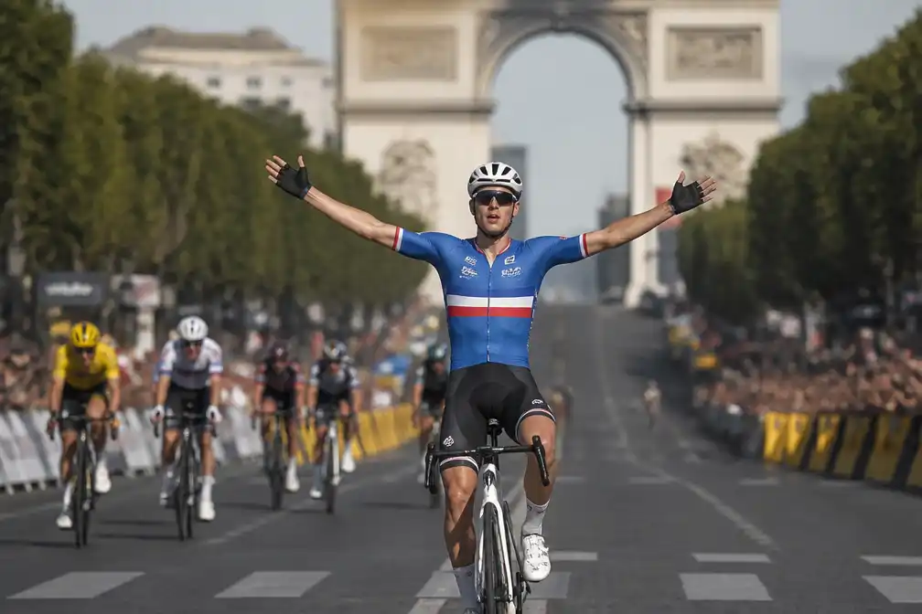 Bijna 1,2 miljoen kijkers zien Van der Poel winnen in Parijs