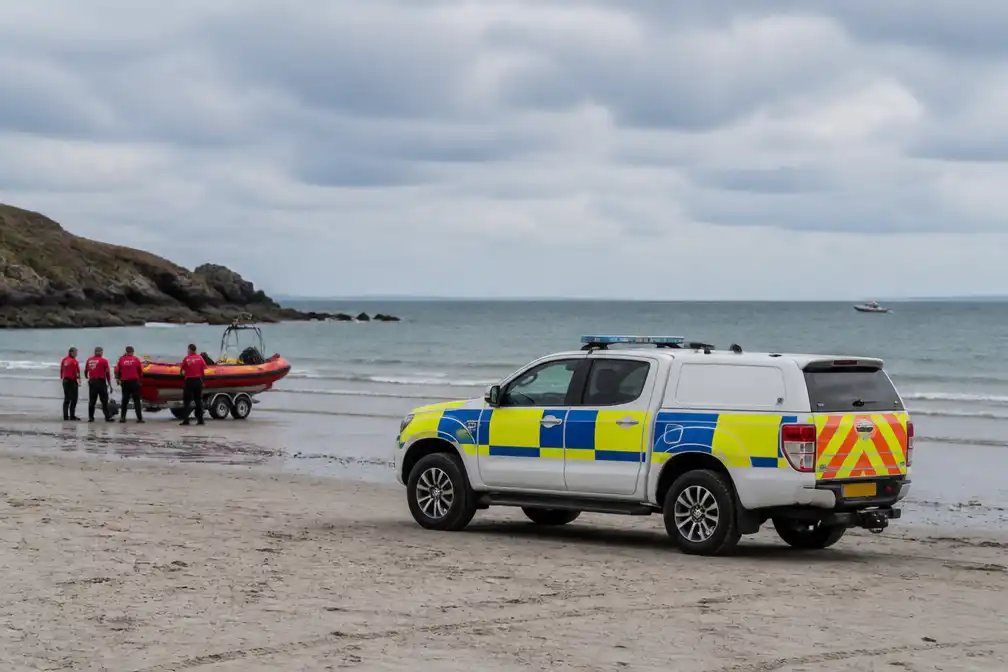 Twee afzonderlijke incidenten op stranden in Zuid-Engeland eisen drie levens